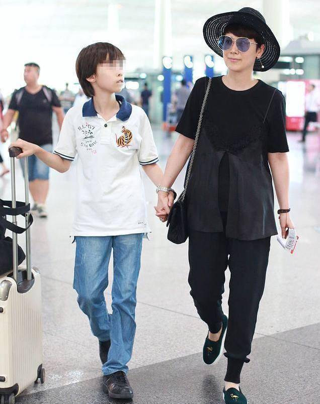 海清晒儿子近照,可书桌和电脑上的细节,暴露的信息量有点大_孩子_作业