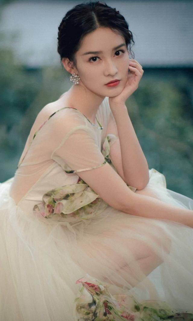 李沁长得这么仙,穿搭竟然喜欢凹气场,不过还真挺好看_服装_时尚_耳环