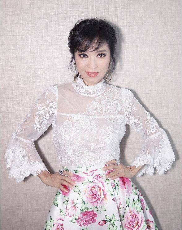 63岁米雪盛装亮相,踩10厘米高跷毫无违和感,单身至今仍美丽从容_地位