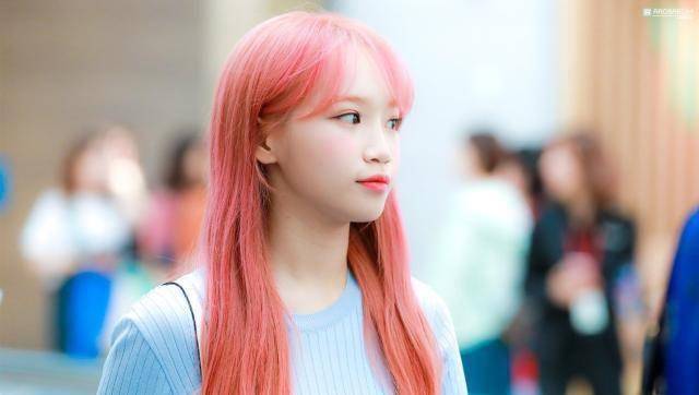 izone金采源最新私服,黄色针织衫搭配高腰裙,青春甜美未来可期_黑色