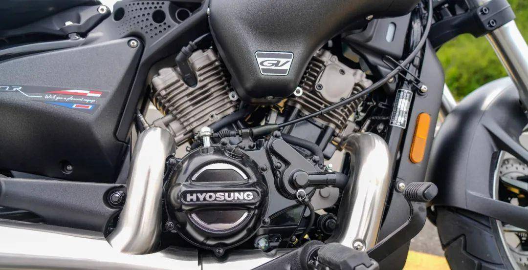 全车灯源采用led形式,大灯中间位置hyosung字样,更突出品牌设计,转向