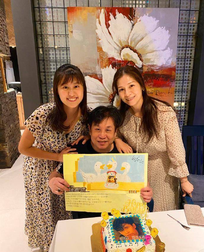 除此之外,郑智化的妻子张钰雅也罕见露面.