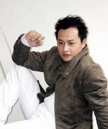 46岁陈志朋港潮辣眼,曾妖艳扮女装,其实他植发又节食更惨!