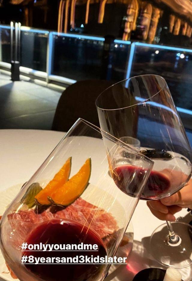 只见在美丽海边夜景的映衬下,郭晶晶与霍启刚夫妇俩的红酒杯碰撞在一