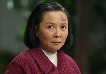 2000年,在英达执导的电视剧《闲人马大姐》中饰马大姐,该角色成为她