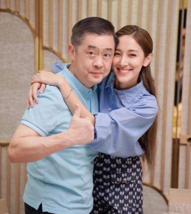 52岁郑嘉颖生日全家聚会网友:岳父瞧着比他还年轻_陈凯琳_父亲_父母