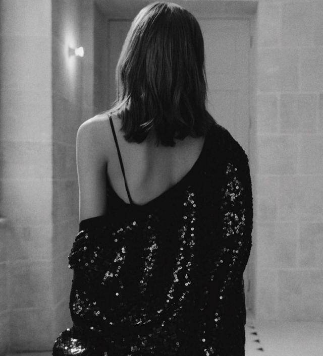 蛇纹过膝皮靴当长裤穿,迷人背影让路人感叹_黑色_白色_衣服