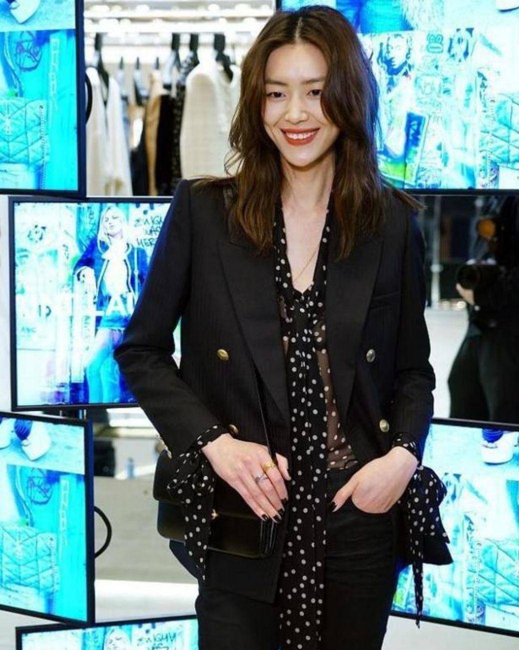 178身高的何穗穿什么都好看,香槟色西装真空上阵,不愧是超模_西服