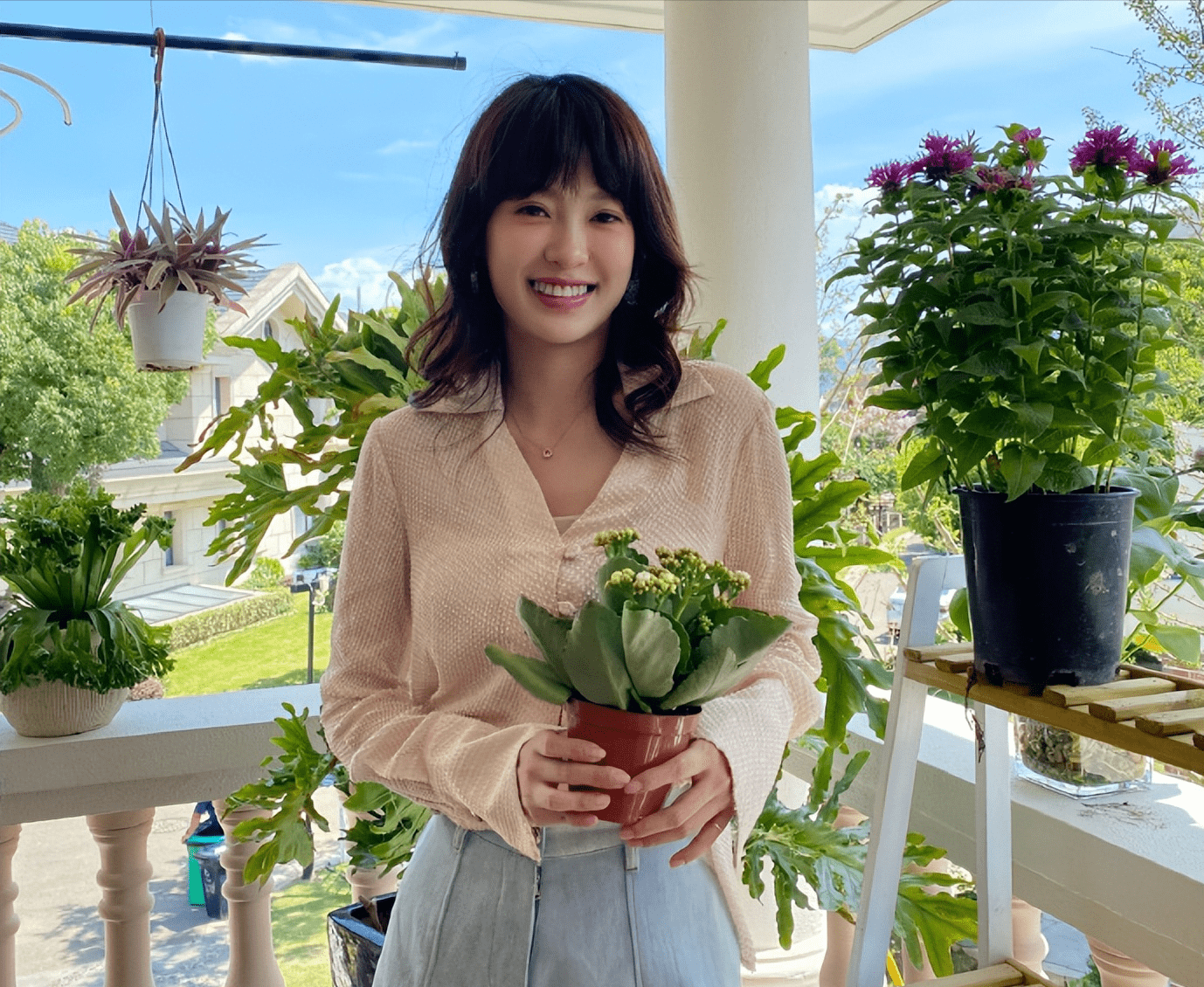 破坏这个家庭的第三者,就是95后女演员杨蕊嘉饰演的时悦.