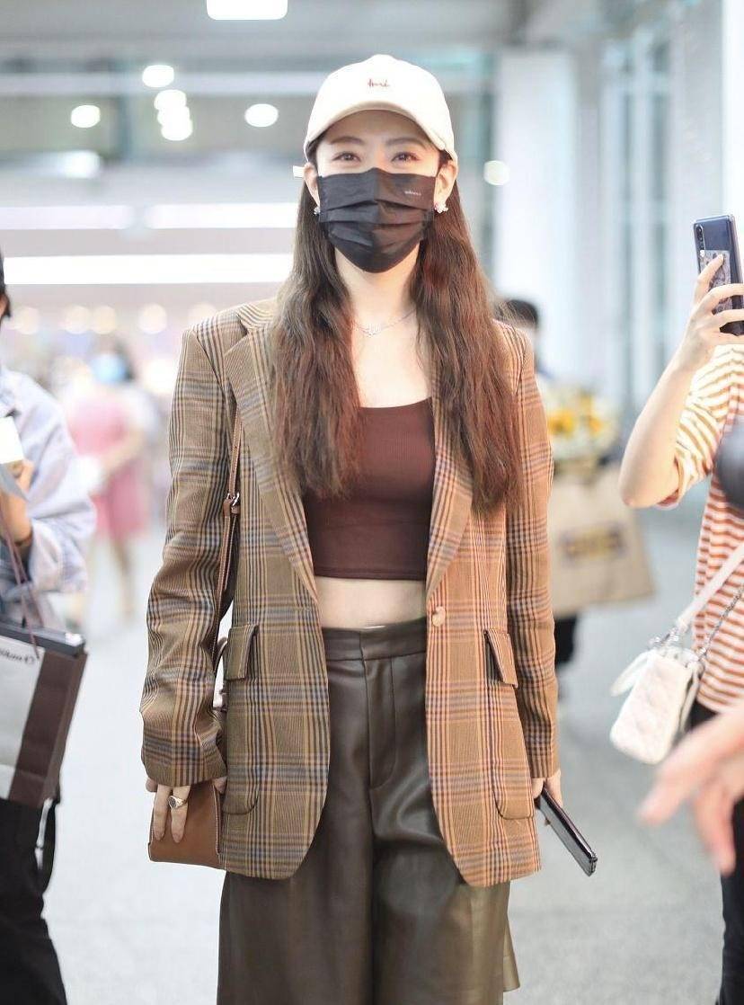 白冰真不像当妈的人,运动背心显出好身材,背带裤只有半截挺别致_女生