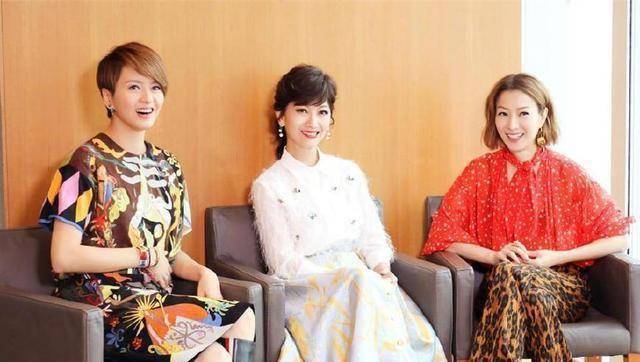 64岁赵雅芝少女装出镜,不输梁咏琪郑秀文,出道40年成冻龄女神_感情