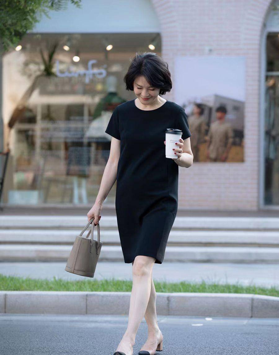 这位大姐"基础款 单鞋",美得大气优雅又高级_衬衫_时尚_女性