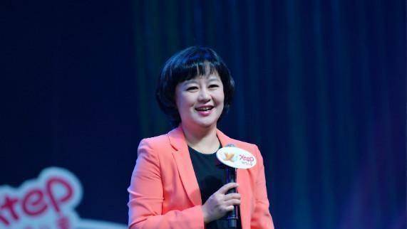 53岁"鞠萍姐姐"近照发福严重,拿起话筒气场依旧,亲和力十足_头发_孩子