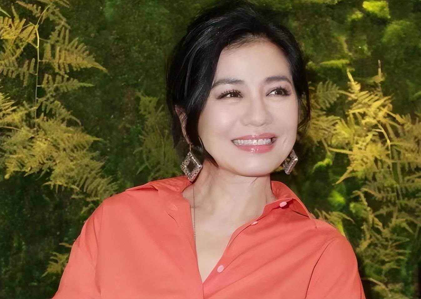 被钟楚红的状态惊艳:衣穿简,发微卷,63岁成同龄女明星最美_下颌_圆脸