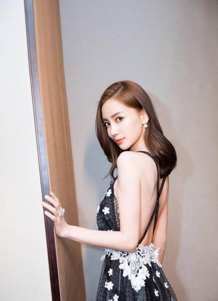 angelababy大秀美背,哪像一个孩子的妈?