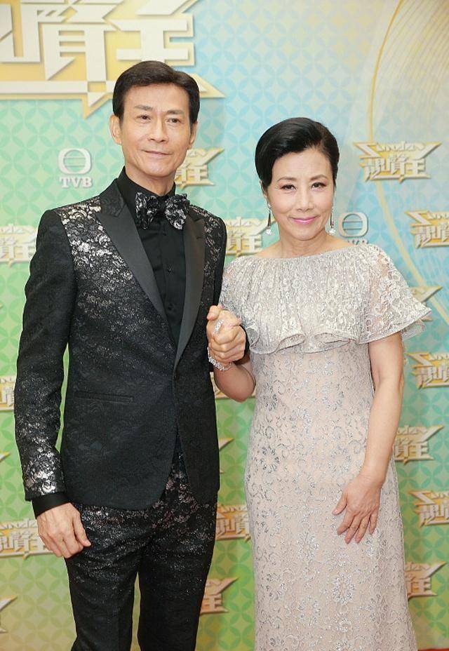 72岁郑少秋与汪明荃再同台,两人牵手翩翩起舞,一个帅气一个优雅_舞台