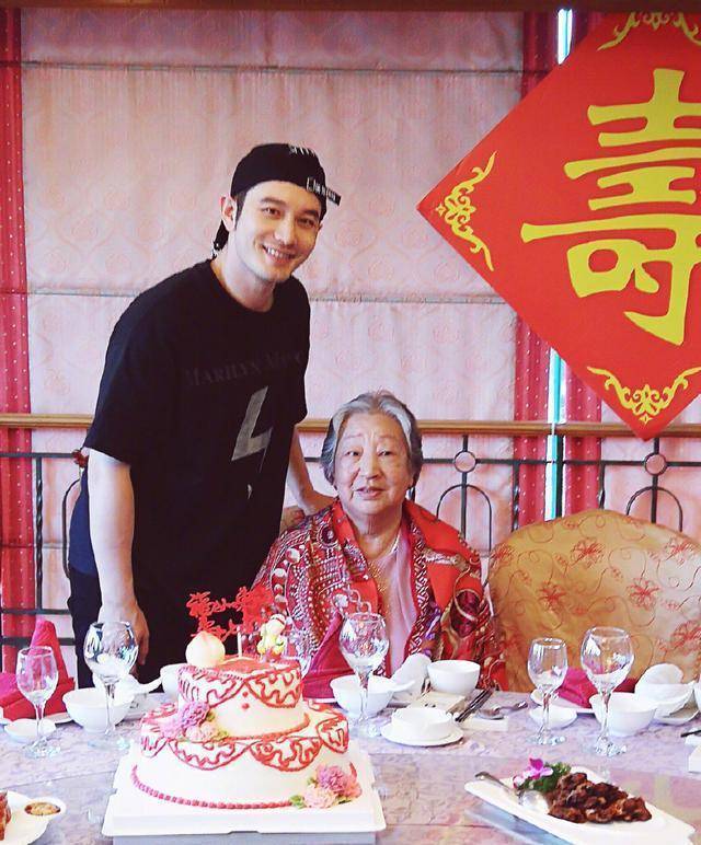 angelababy缺席黄晓明姥姥90大寿宴席,网友:只顾事业不顾家庭_一家