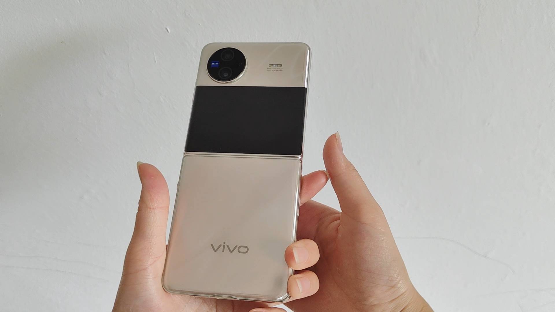 第一款是vivo x flip,它是小的竖折叠屏手机,折叠起来就刚好握在手心