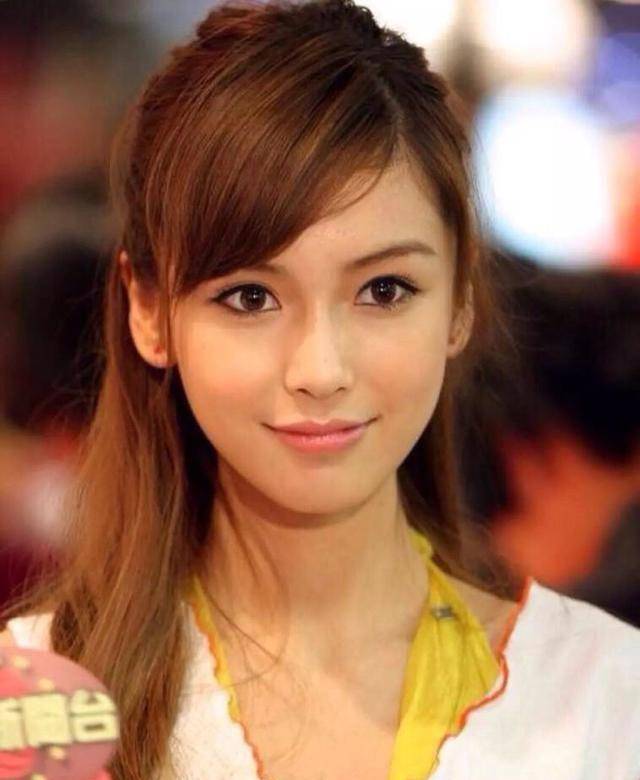 angelababy早年时期的照片,精致得像洋娃娃,谁能说一句不好看?