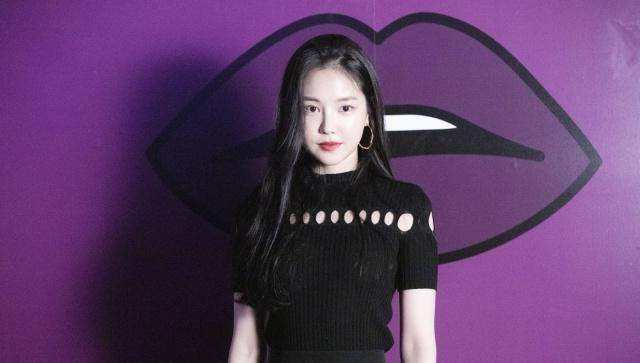 apink孙娜恩颜值回归,大妈裙也能穿出仙女风,孔雀蓝美甲很抢眼_肌肤