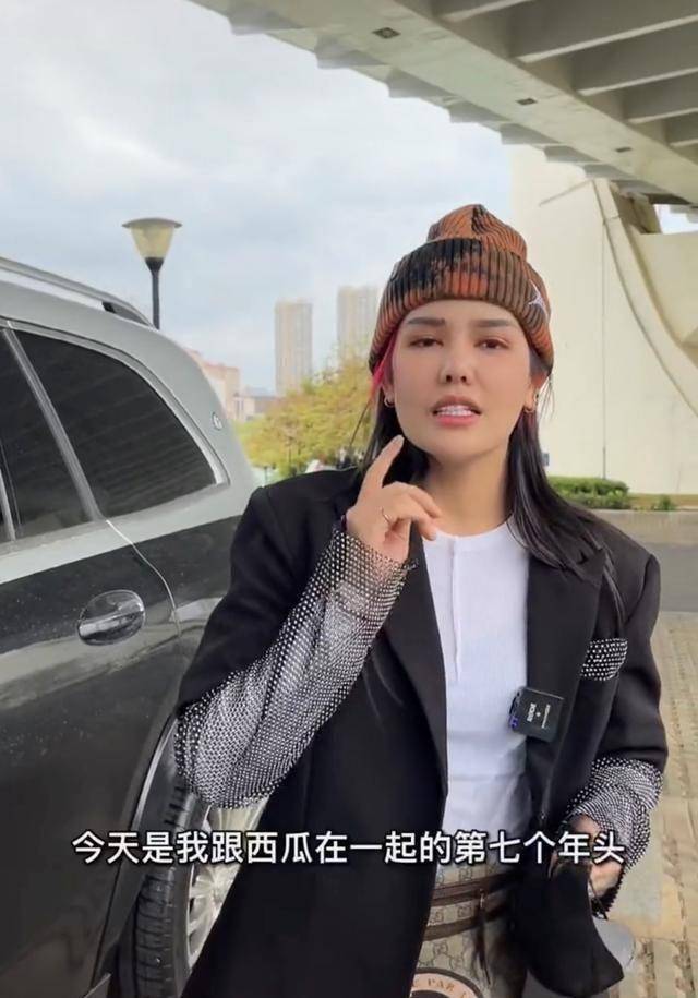 850w粉丝网红收到老公奢侈品,被指有钱人的品味果然不一般_泰蜜_鞋子