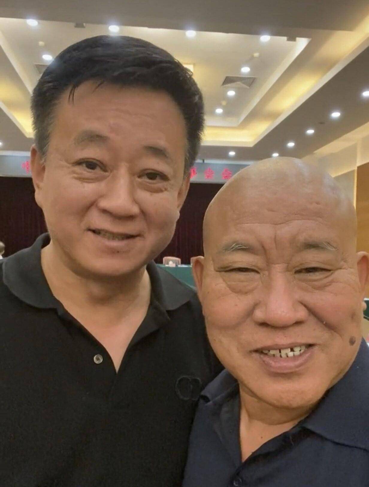 与大8岁戏骨杜旭东亲密搭肩,满脸笑容心情好_生活_孩子_老婆