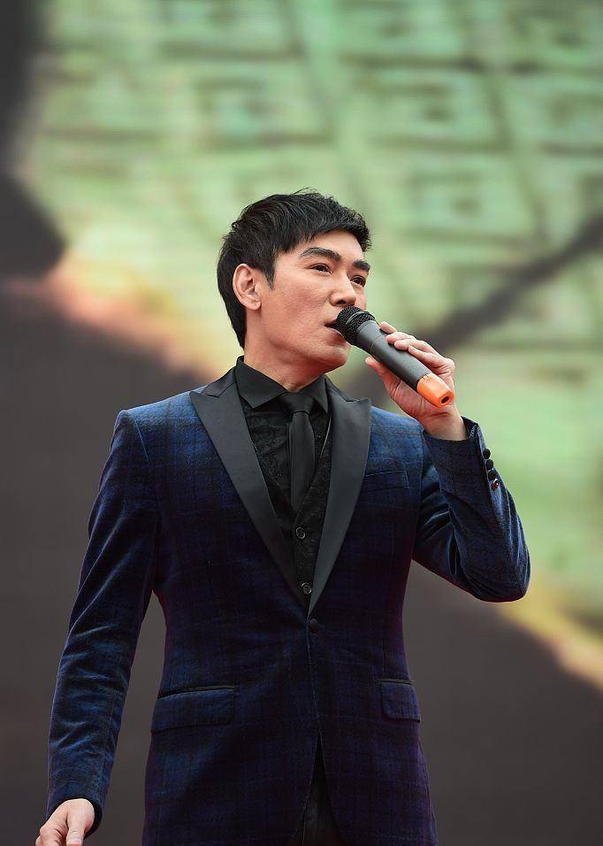 53岁的焦恩俊,胡须泛白胖了20斤,与妻子各玩各互不干涉_女儿_生活