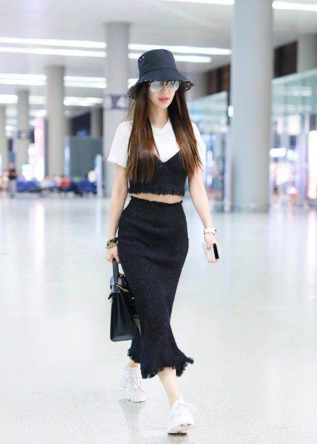 过安检时乖巧伸双臂却遭男子带笑持久直视_机场_身材_杨幂