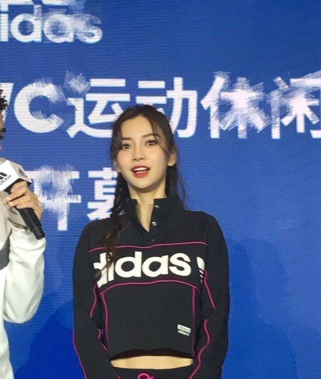 angelababy大冬天出席活动秀马甲线,辣妈太瘦了,少女感好强_黄晓明