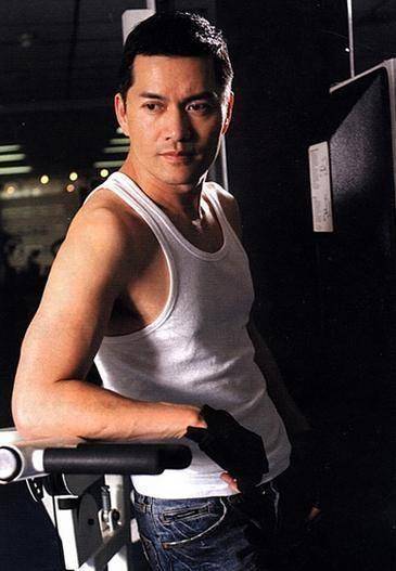 没有比较就没有鉴别,大家看到如今63岁的吕良伟如此年轻和帅气,是不是