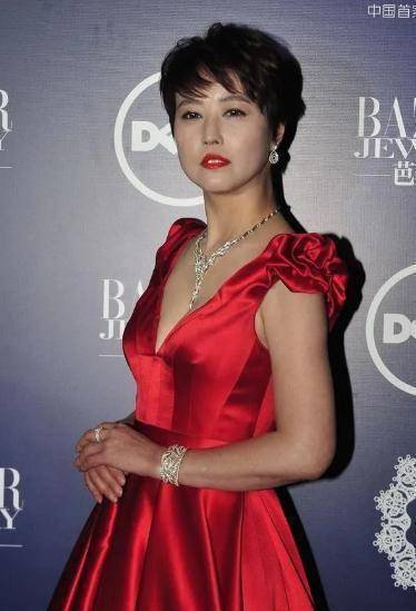 53岁周海媚穿红色连衣裙,短发亮相气质出众,不愧是永远的周芷若_颜色