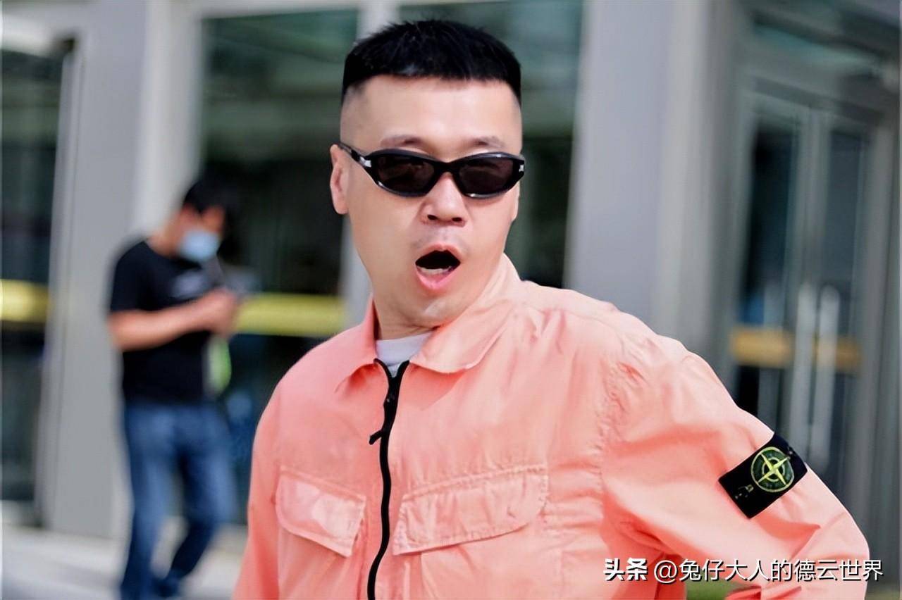杨九郎现身机场停机坪,帅气造型引热议,网友:还真像个飞行员_张云雷