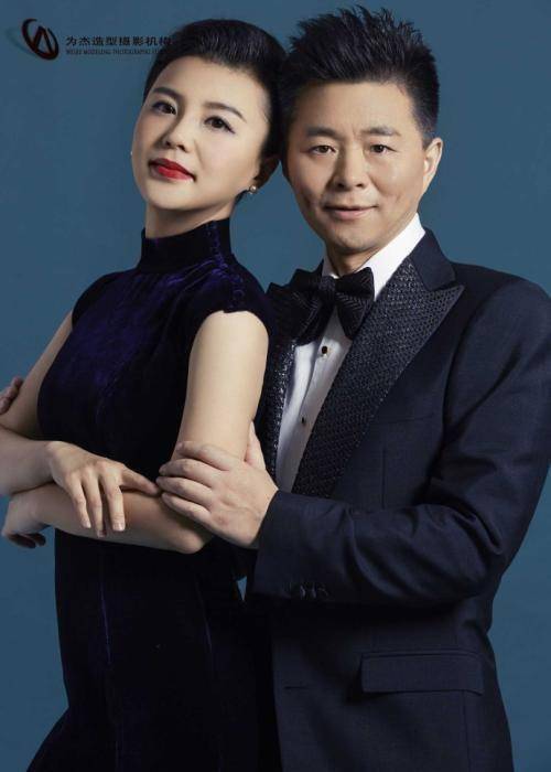 49岁的王宏伟,两鬓已经花白,与钢琴家妻子的生活,特别幸福_杨珊珊