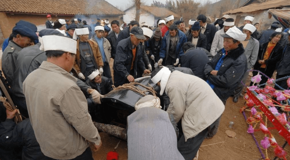 家有老人的都劝着点吧_都会_生活_坟墓