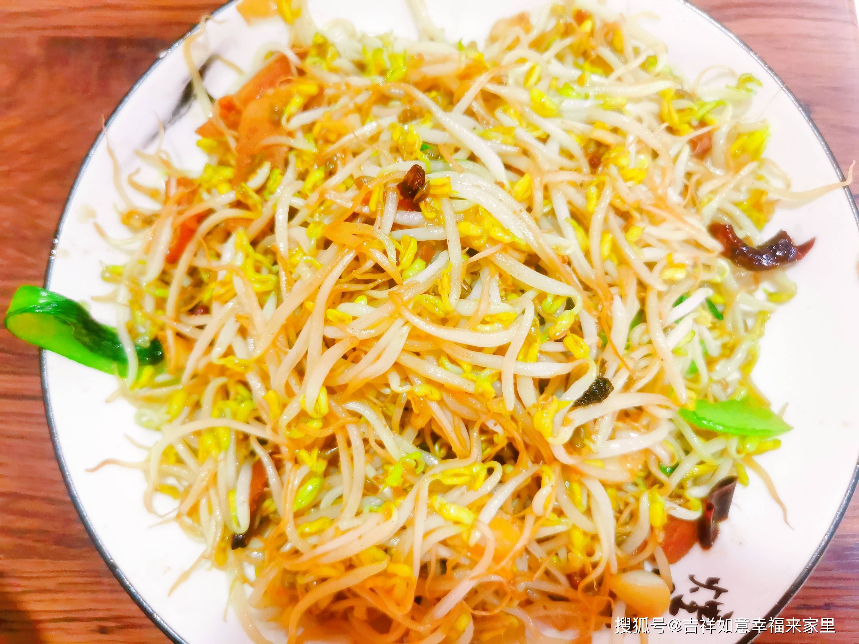 家常快手菜，绿豆芽炒肉片，好吃美味，脆爽可口，简单好做，好吃（肉炒绿豆芽菜怎么炒才能好吃）