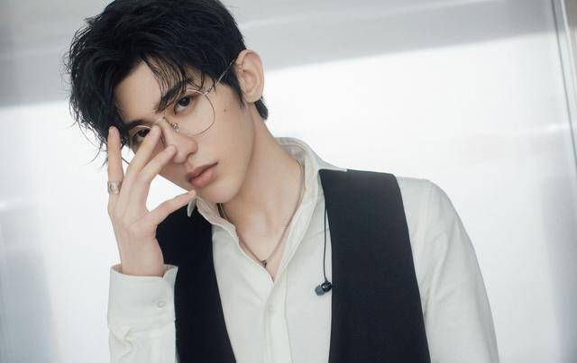 184cm蔡徐坤,白衬衫搭配金丝眼镜,化身禁欲系王子!_造型_程度_舞台