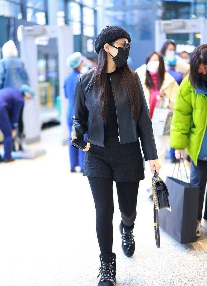 53岁伊能静越老越会穿,短皮衣 短裤走机场,配贝雷帽像30岁_基础_黑色