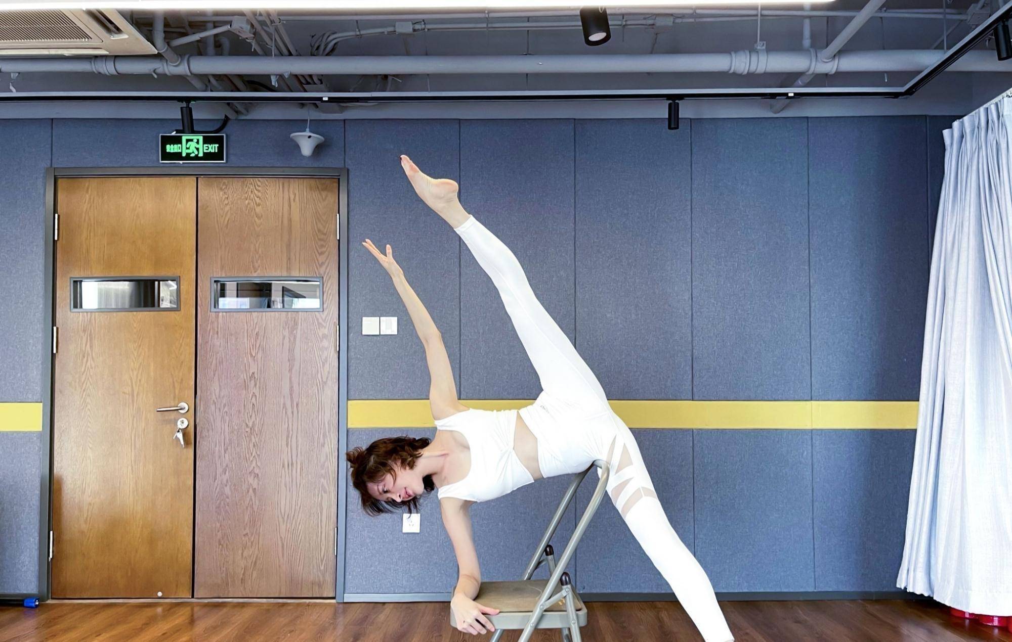 45岁金巧巧晒高难度悬空一字马动作 身体和头部好像扭转90度_儿子