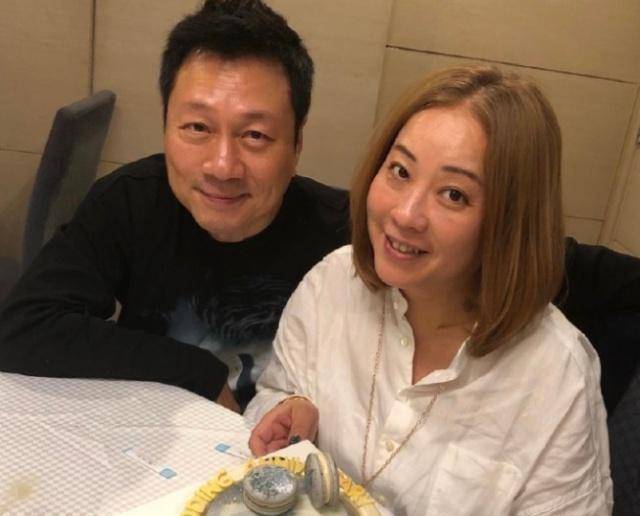 55岁黎耀祥晒为老婆庆生照,并甜蜜告白,夫妇俩贴脸合影显甜蜜_梁耀莲
