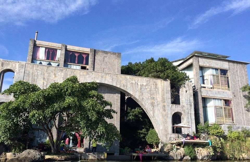 杨丽萍3000万月亮宫遭封查,没想到外面富丽堂皇,内部却肮脏_洱海_生活