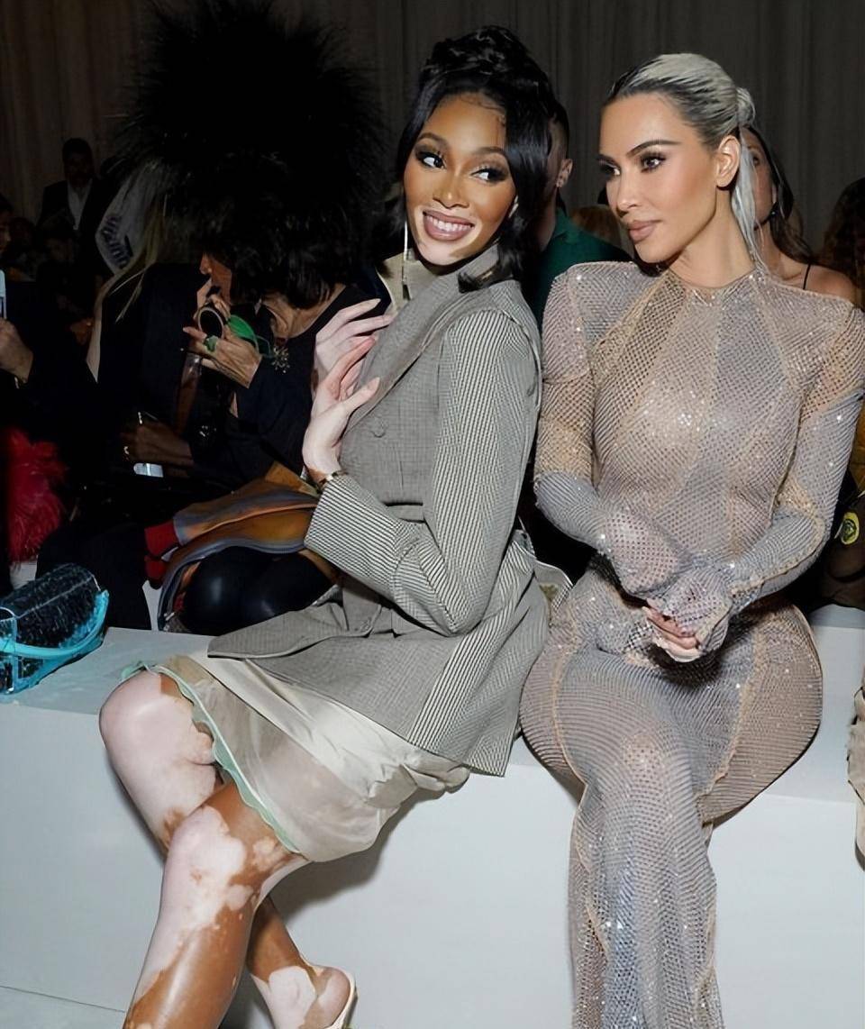 41岁的金·卡戴珊穿上时髦的衣服闪耀着独特轮廓的发光美人鱼_琳达