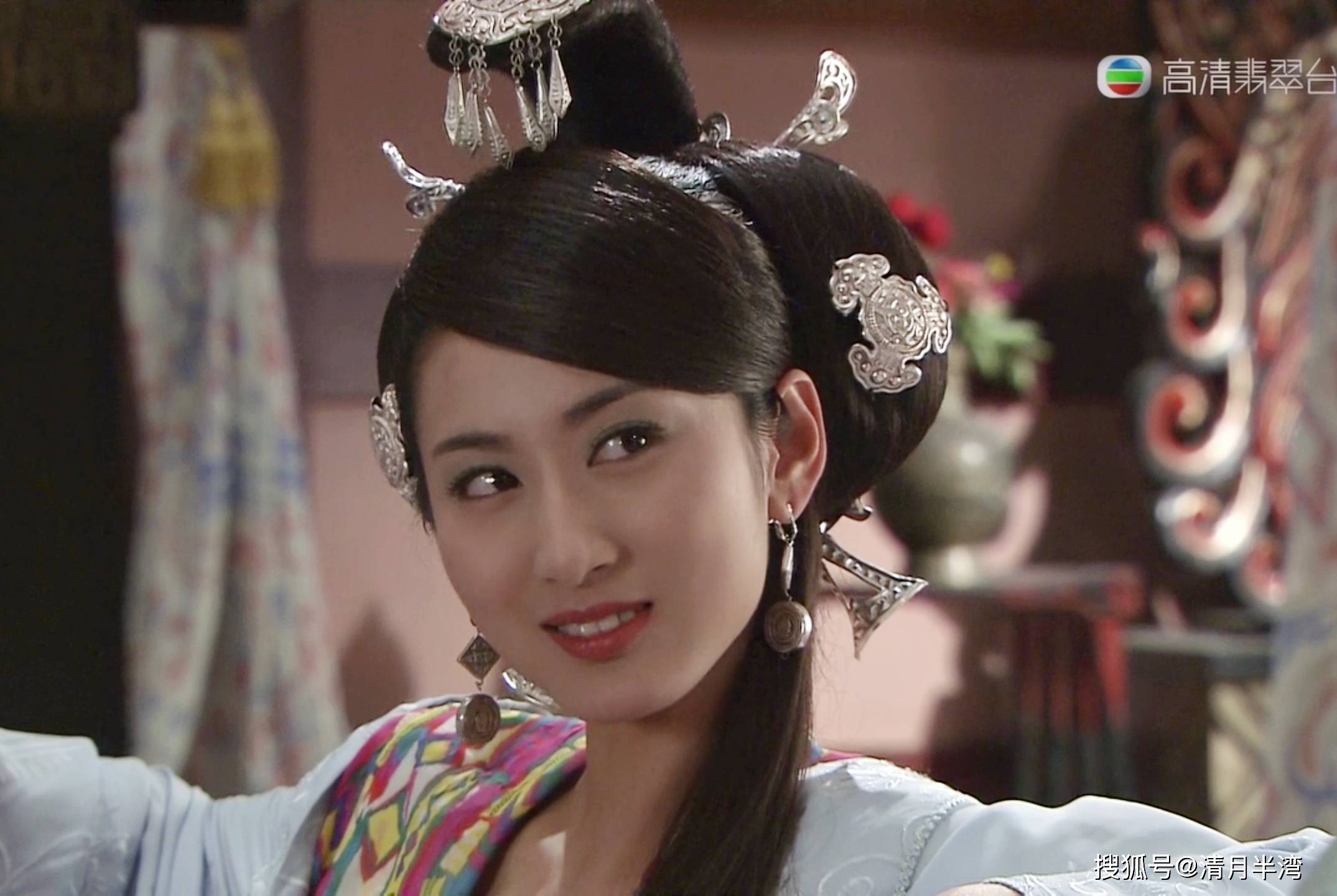 《母仪天下》里媚眼如丝的赵合德,分明佟丽娅模样更加标致精巧,但她