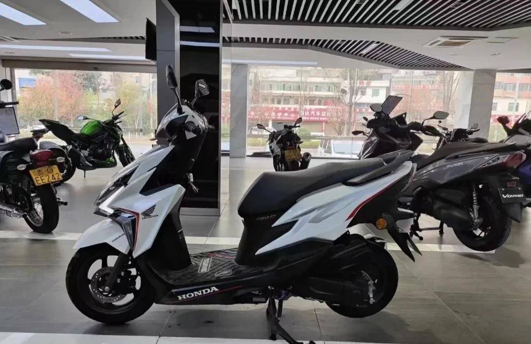 本田裂行125踏板车,用车以及如何美丽方面介绍