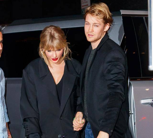 与现男友暗暗撒糖,粉丝直呼:请原地结婚_joealwyn_身材_女孩