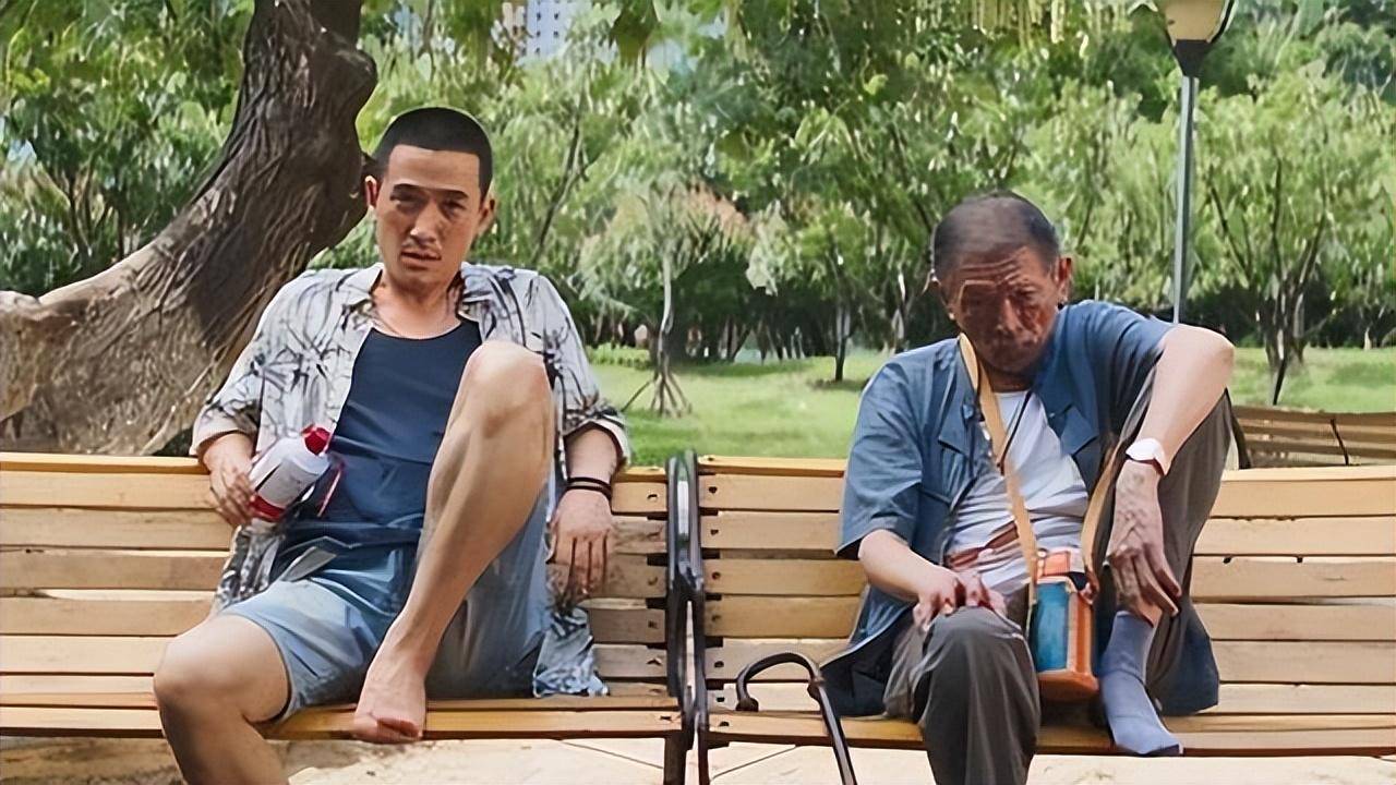 最令人难忘的是他在电影《全能囧爸》中的惊人表现,为了激励残障儿子