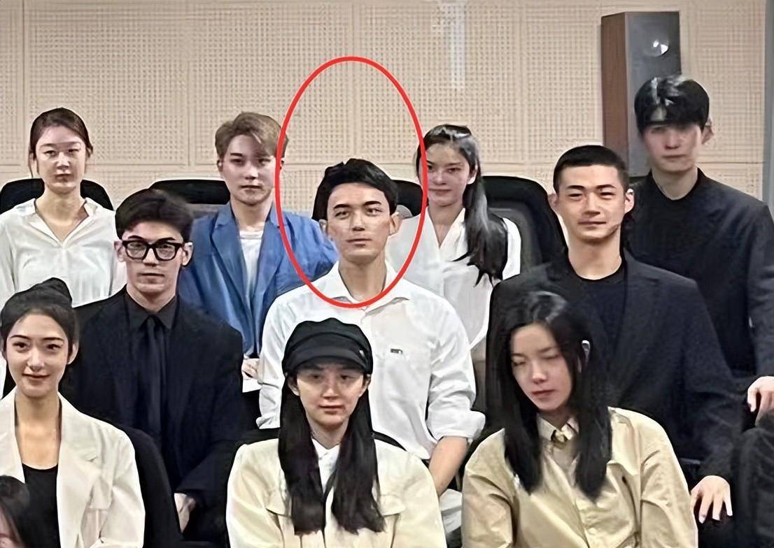 吴磊北电毕业答辩合照:穿搭清爽不特殊,毕业当天行程安排引关注_网友