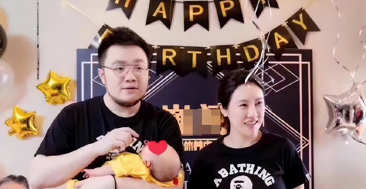 巴图首晒一家4口合照,儿子像妈妈,网友:摆脱英式大