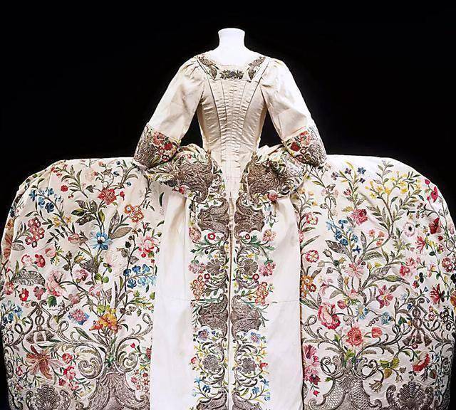 巴洛克时期"大裙摆"的秘密!