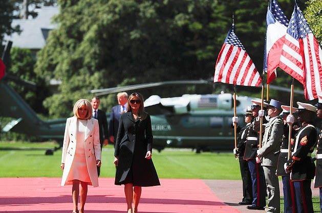 显得庄重感十足,墨镜在推特上被网友吐槽了半天是不是很戴墨镜不礼貌