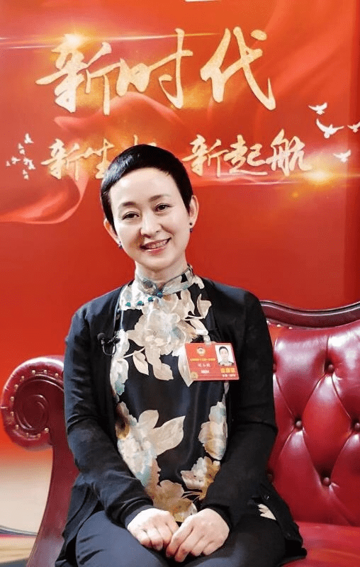 张铁林携女友跟张铁林聚会,刘玉婉短发气质出众,邓婕老态真实!